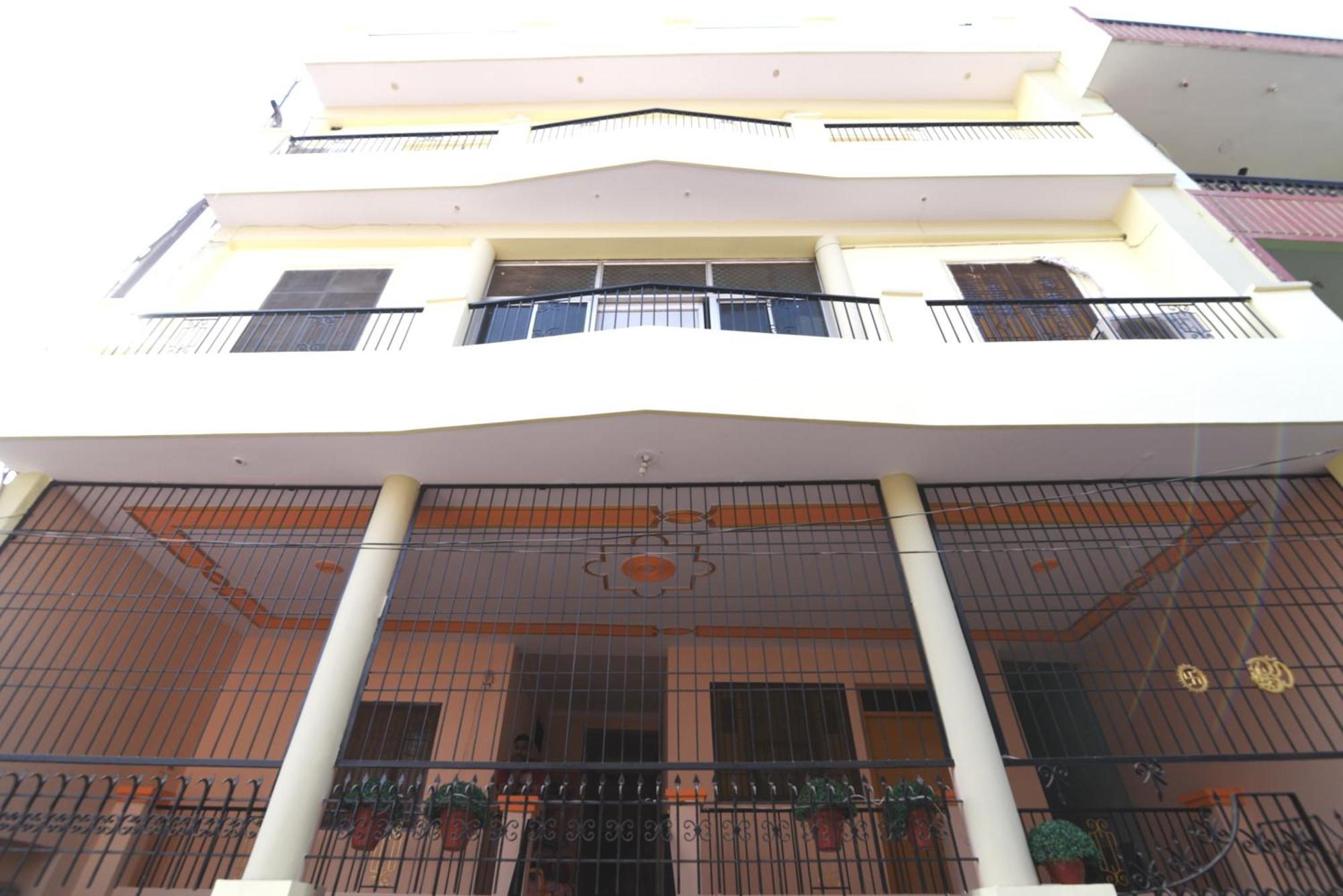 Ds Residency Varanasi-prime Location-parking Homestay *